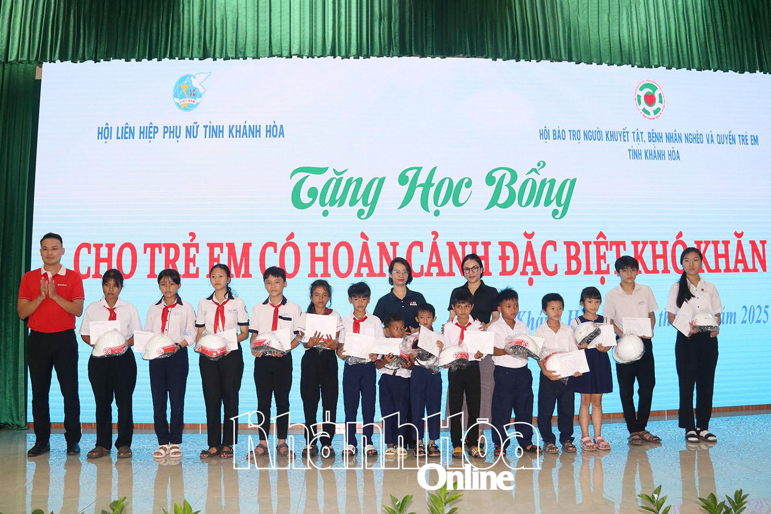 Các mẹ đỡ đầu, mạnh thường quân trao học bổng cho trẻ em mồ côi có hoàn cảnh đặc biệt khó khăn.
