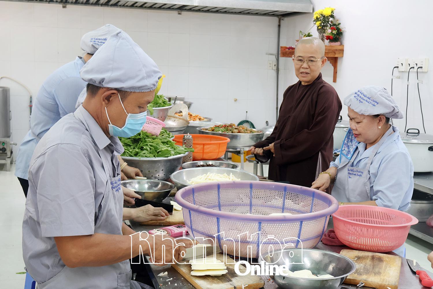 Các tình nguyện viên sơ chế nguyên liệu.
