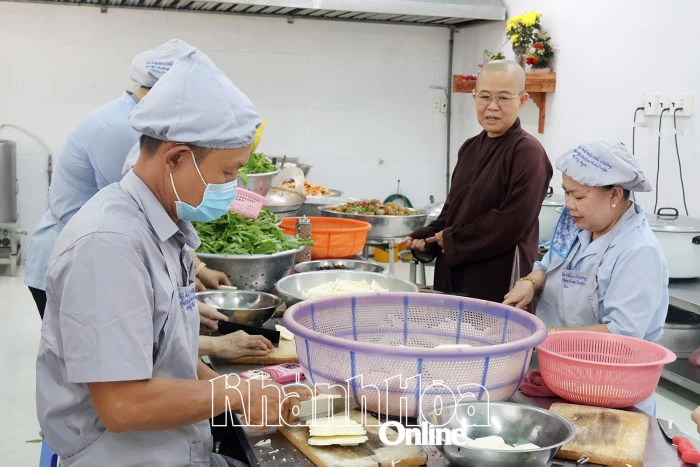 Ấm áp bếp ăn từ thiện “Hiểu và Thương”