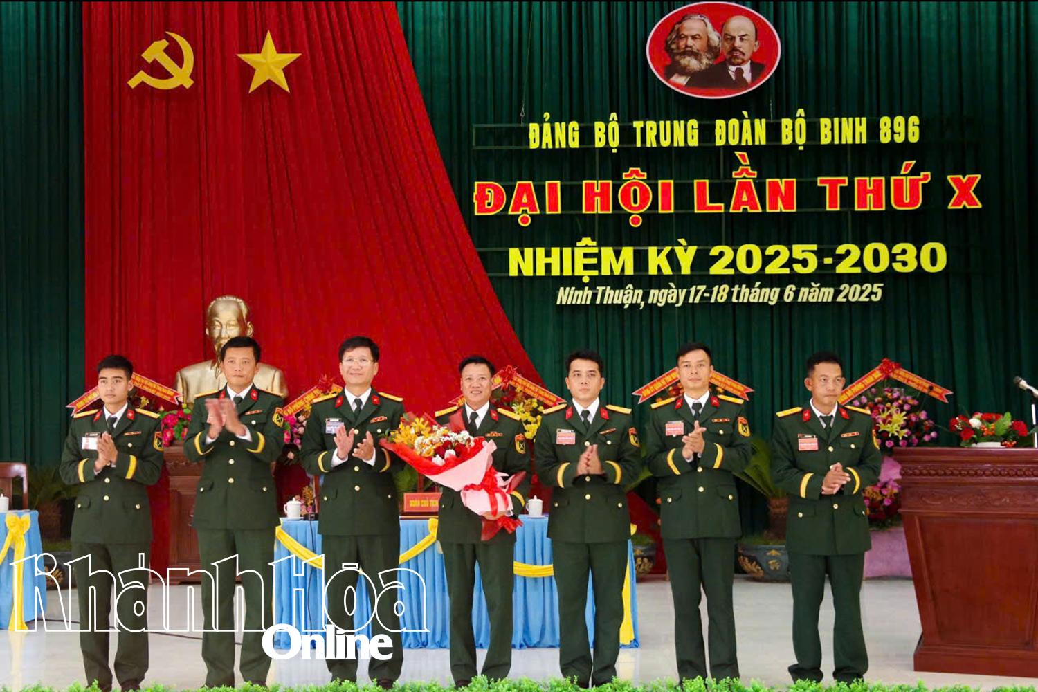 Ban Chấp hành Đảng bộ Trung đoàn Bộ binh 896 nhiệm kỳ 2025 - 2030 ra mắt đại hội.
