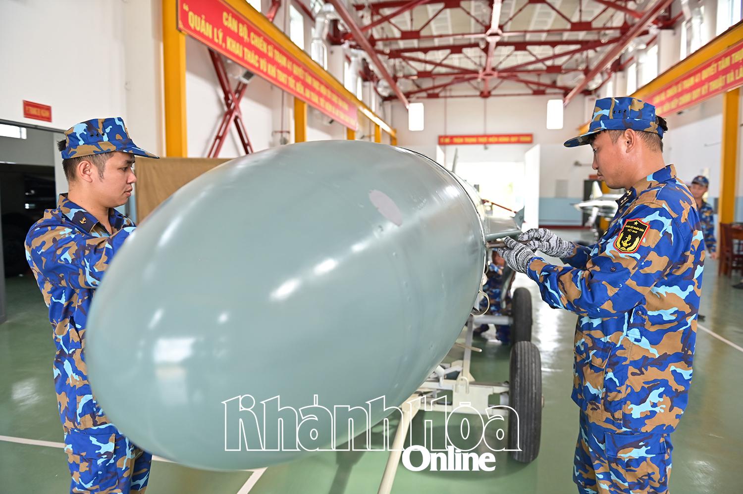 Bảo quản, bảo dưỡng trang bị kỹ thuật tại Trạm 41.
