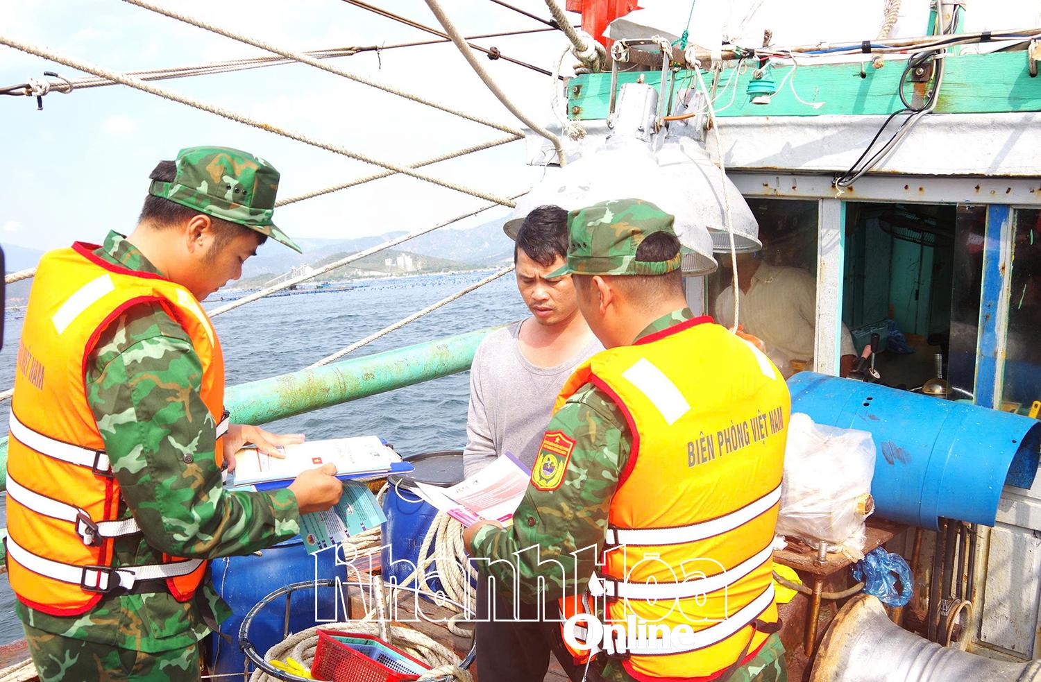 Tổ công tác của Đồn Biên phòng Cam Ranh kiểm tra các tàu cá trên địa bàn.

