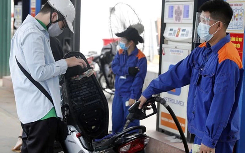 Giá xăng dầu đồng loạt giảm mạnh, xăng RON95-III giảm tới 1.200 đồng/lít