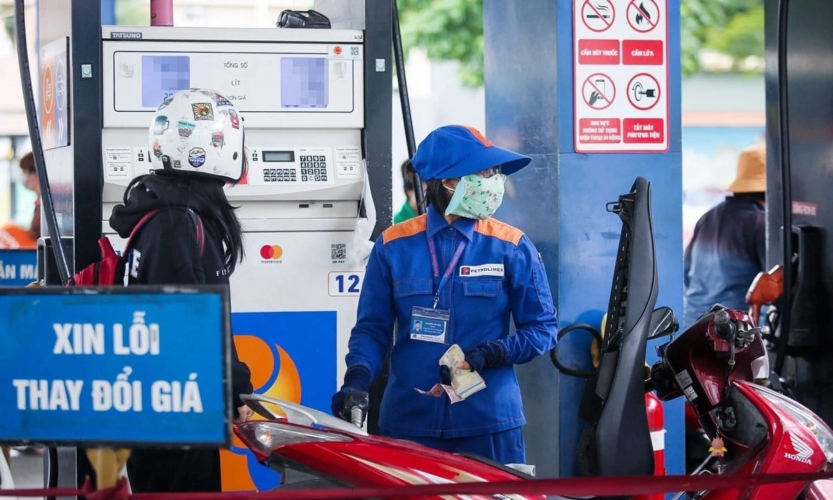 
4/5 mặt hàng xăng, dầu được điều chỉnh tăng nhẹ giá bán lẻ từ chiều 31-7. Ảnh: TH