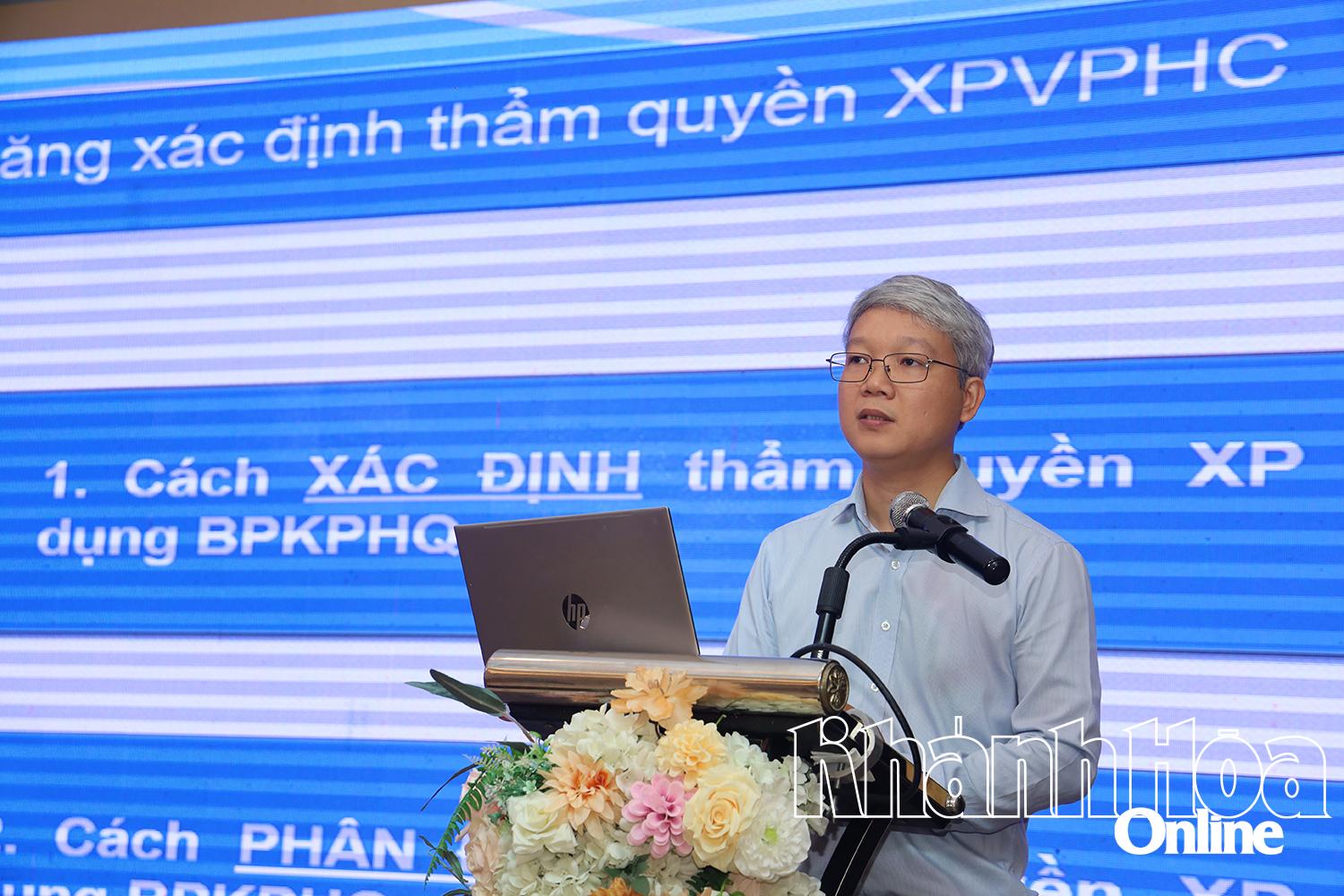 Đại diện Cục Kiểm tra văn bản và Quản lý xử lý vi phạm hành chính (Bộ Tư pháp) truyền đạt tại hội nghị.