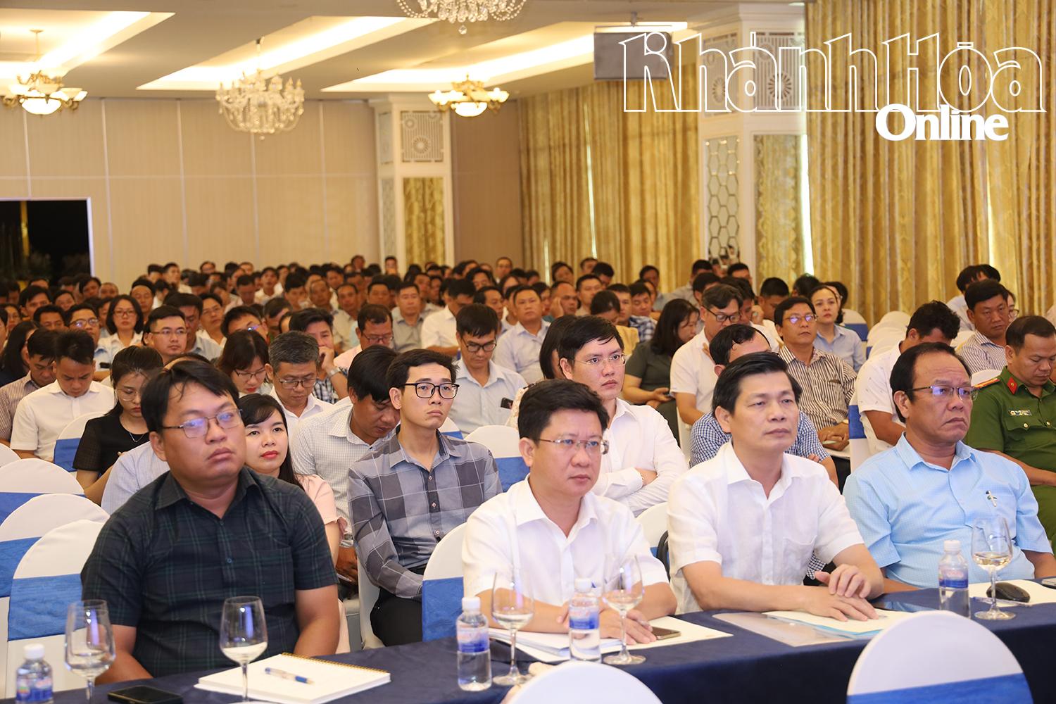 Các đại biểu tham dự hội nghị.