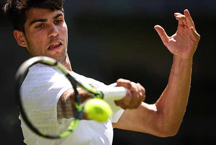 Đương kim vô địch Alcaraz phải vất vả vượt qua lão tướng Fognini sau 5 séc.