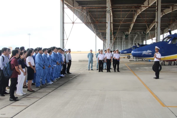 Lữ đoàn 954 đón đoàn Học viện Hàng không Việt Nam đến học tập thực tế