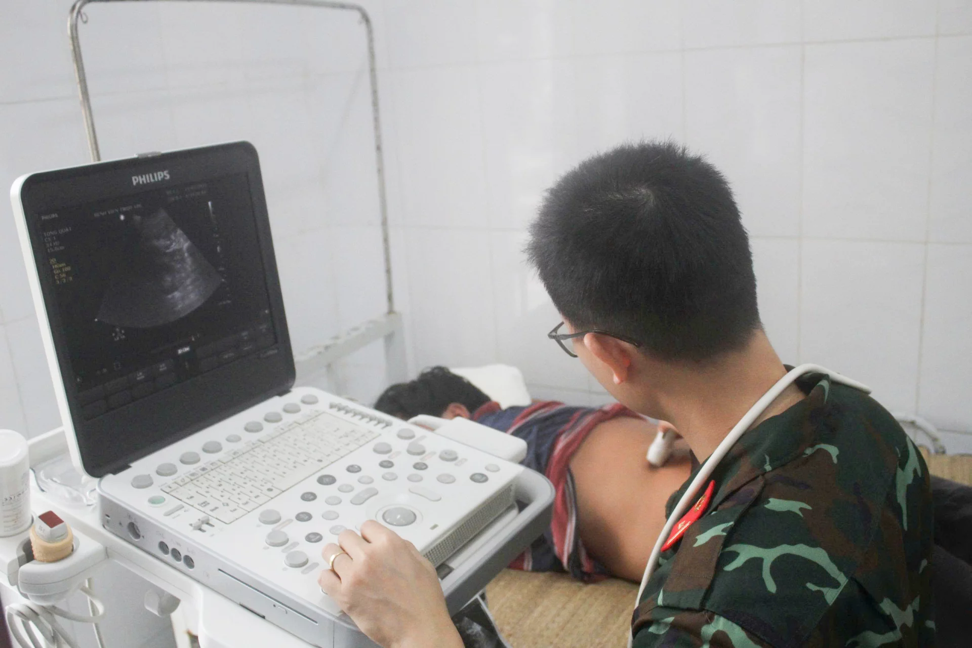 Các bác sĩ khám, cấp cứu ngư dân.