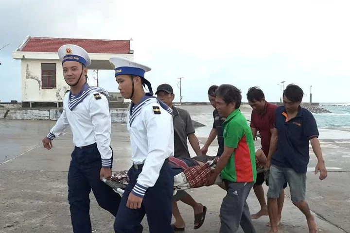 Vận chuyển ngư dân vào đảo.