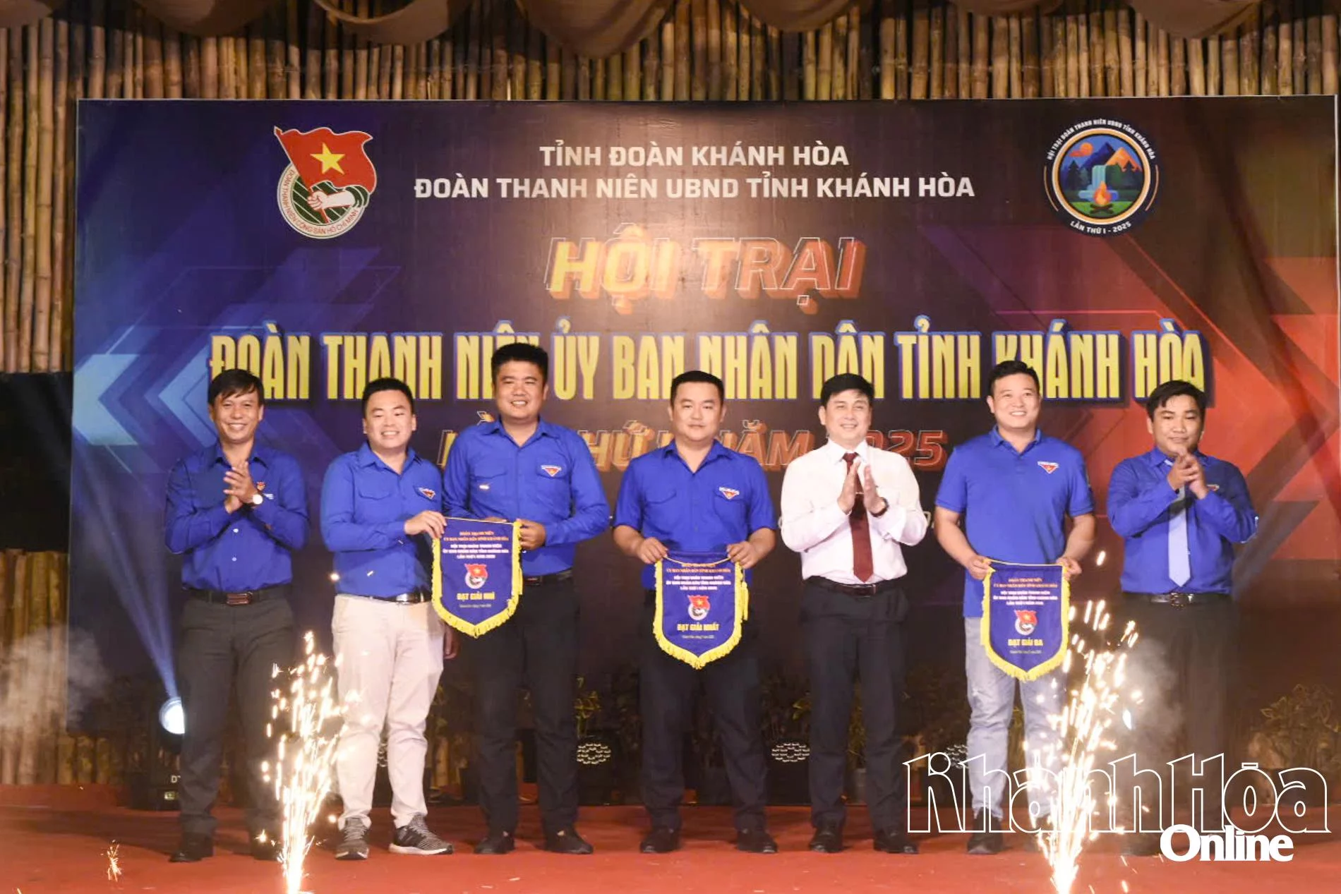 Các đại biểu trao thưởng cho các đội đạt thành tích cao trong hoạt động hội trại.