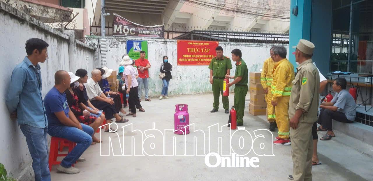 Cảnh sát tại địa bàn cơ sở hướng dẫn người dân sử dụng bình chữa cháy xách tay để dập lửa