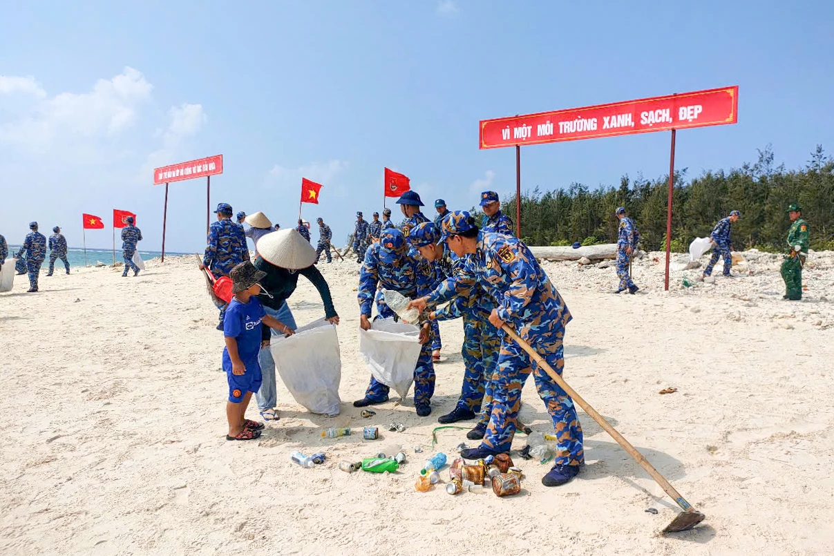 Quân và dân đảo Đá Tây tham gia Ngày Chủ nhật xanh.