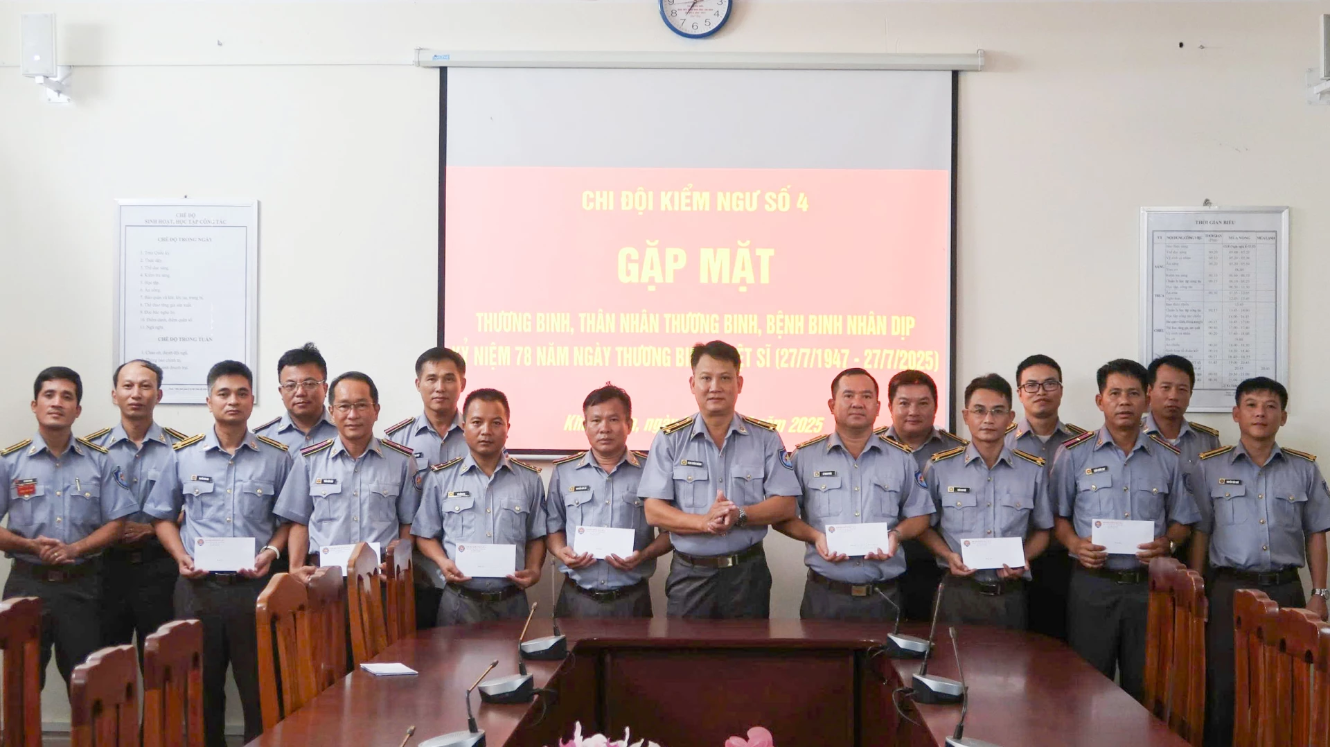 Chỉ huy chi đội tặng quà cho cán bộ, nhân viên là thương binh, thân nhân thương binh, bệnh binh đang công tác tại chi đội.