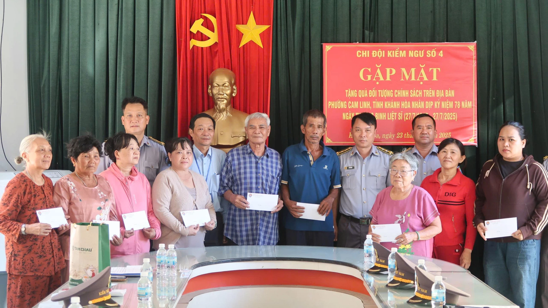 Tặng quà cho các gia đình chính sách trên địa bàn phường Cam Linh.