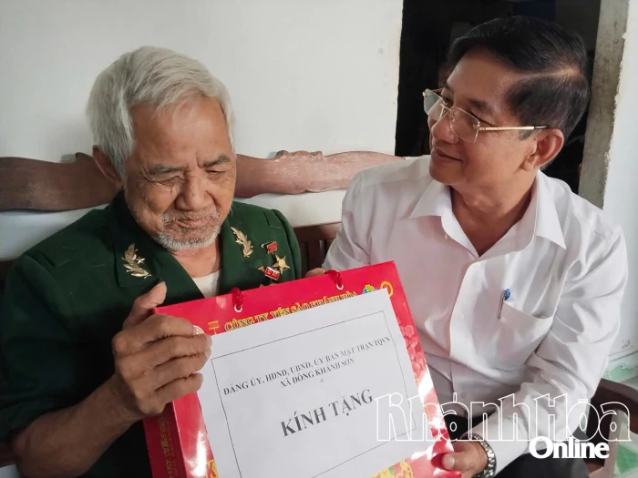 Xã Đông Khánh Sơn: Thăm, tặng quà 10 gia đình có công với cách mạng