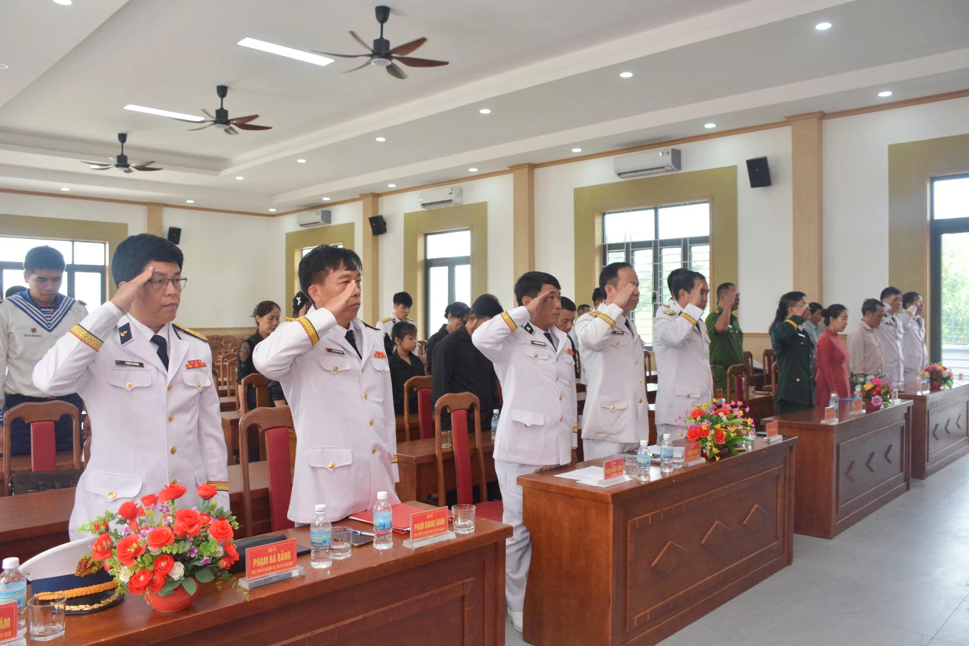 Các đại biểu tưởng niệm Liệt sĩ Thái Văn Sơn.
