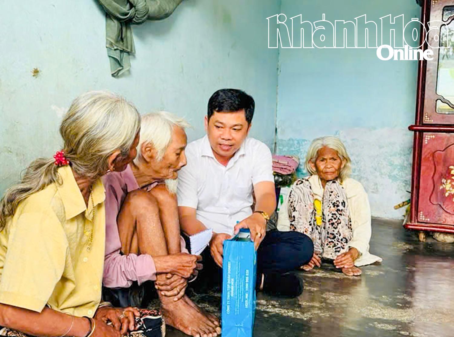 Ông Phạm Ngọc Hải - Bí thư Đảng ủy, Chủ tịch HĐND xã Tây Khánh Sơn trao quà cho gia đình người có công trên địa bàn xã