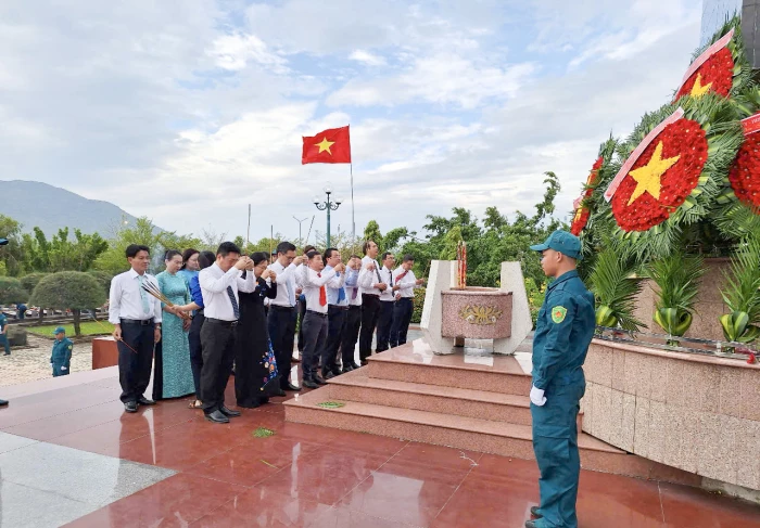 Cán bộ, nhân dân tri ân các anh hùng liệt sĩ tại Nghĩa trang liệt sĩ Ninh Hòa - Vạn Ninh