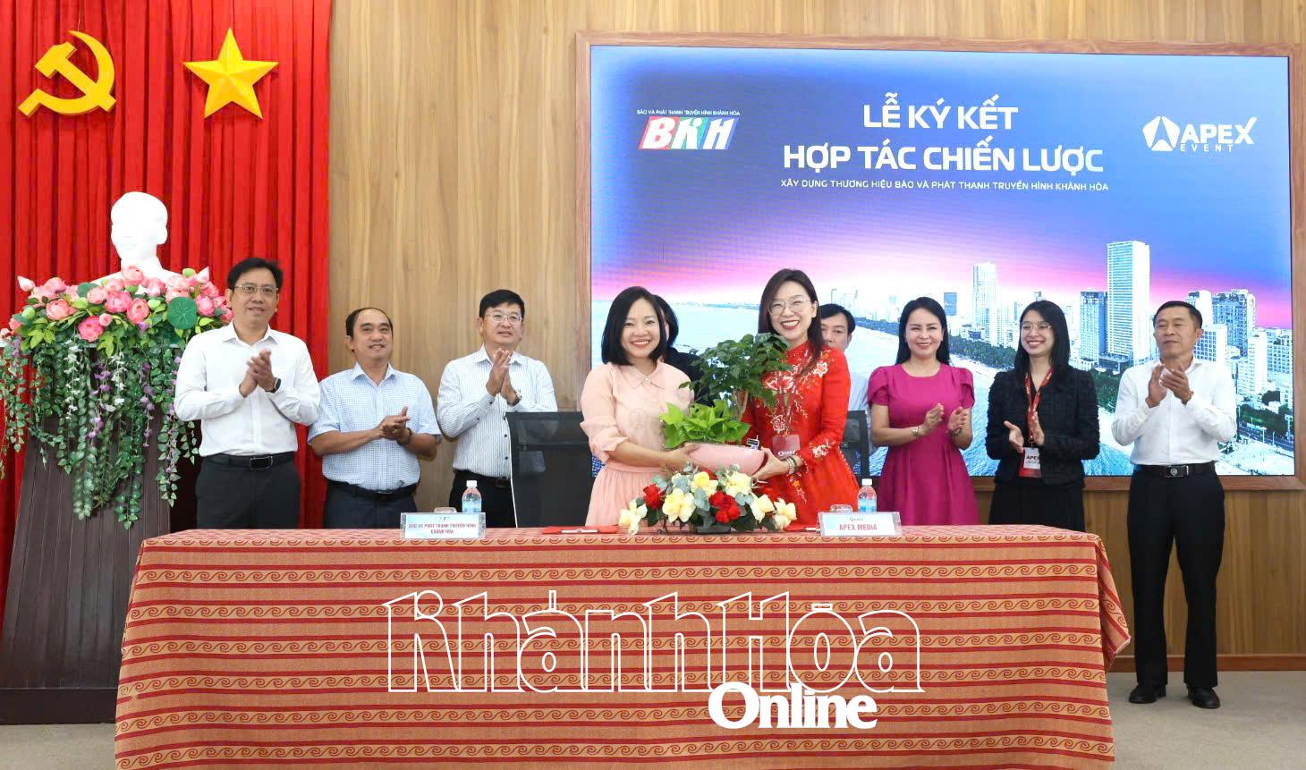 Lãnh đạo Apex Media tặng quà lưu niệm cho lãnh đạo Báo và Phát thanh, Truyền hình Khánh Hòa.