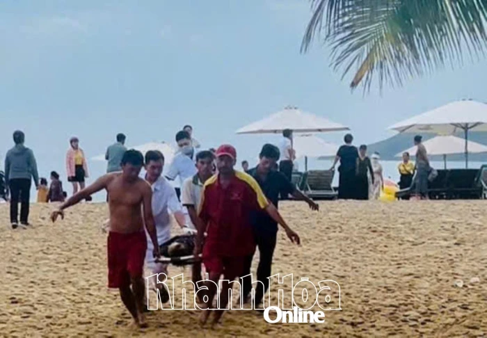 Cứu sống một phụ nữ gặp nạn khi tắm biển tại vịnh Nha Trang