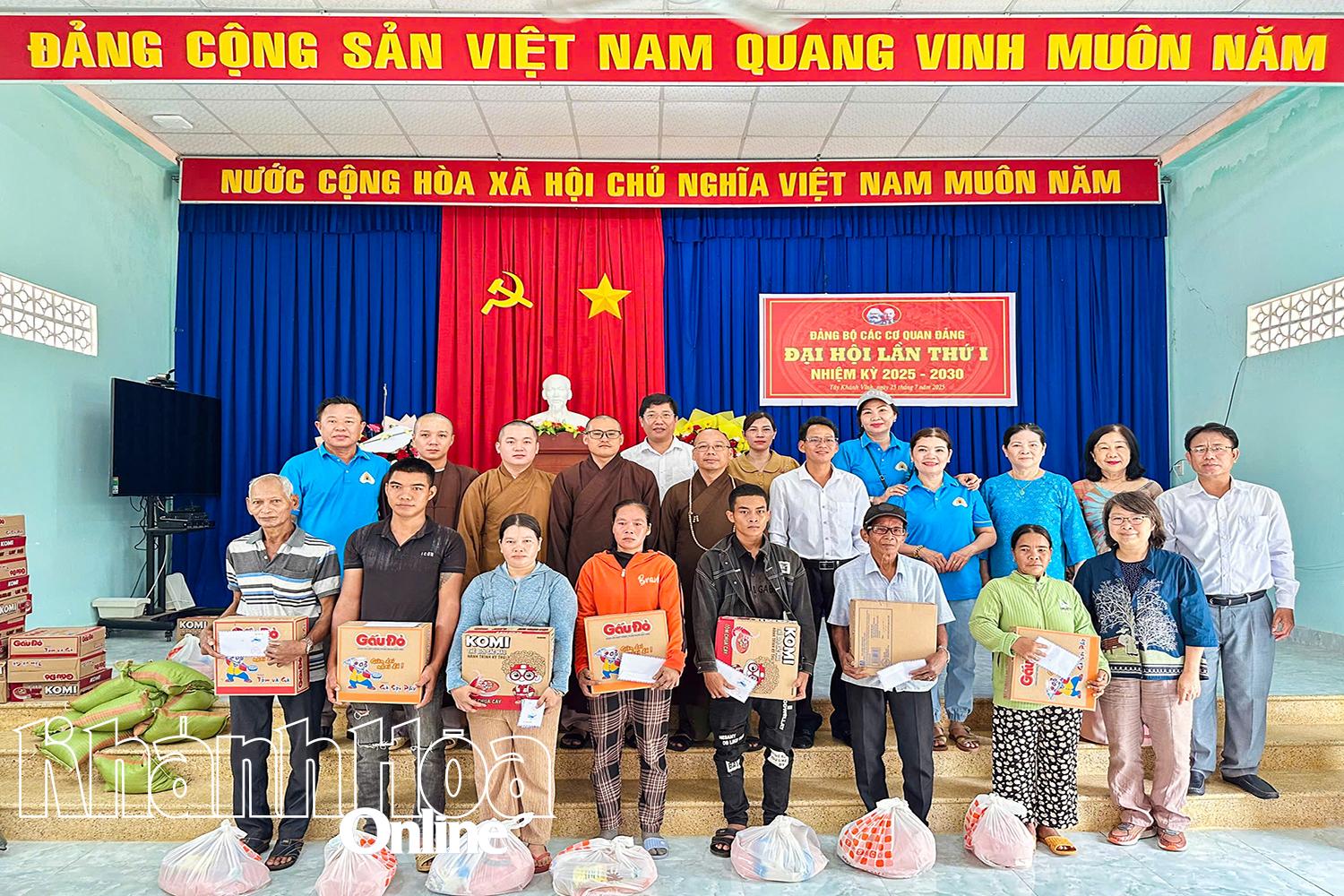 Hội Bảo tồn Di sản, Văn hóa và Du lịch tâm linh tỉnh Khánh Hòa tặng quà cho đại diện các gia đình chính sách ở xã Tây Khánh Vĩnh.
