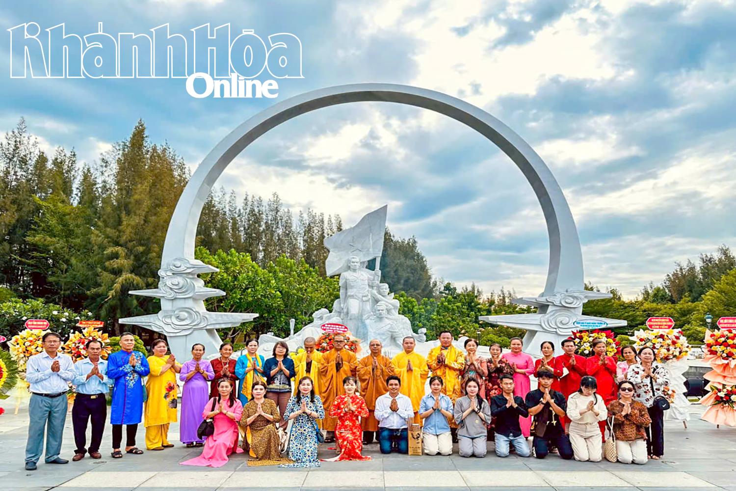 Các thành viên Hội Bảo tồn Di sản, Văn hóa và Du lịch tâm linh tỉnh Khánh Hòa cầu nguyện cho các anh hùng, liệt sĩ tại Khu tưởng niệm chiến sĩ Gạc Ma.