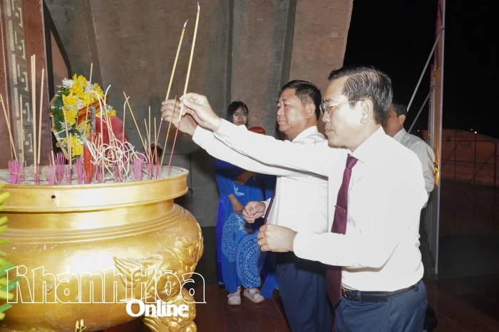 Lễ thắp nến tri ân tại Nghĩa trang liệt sĩ Cà Đú