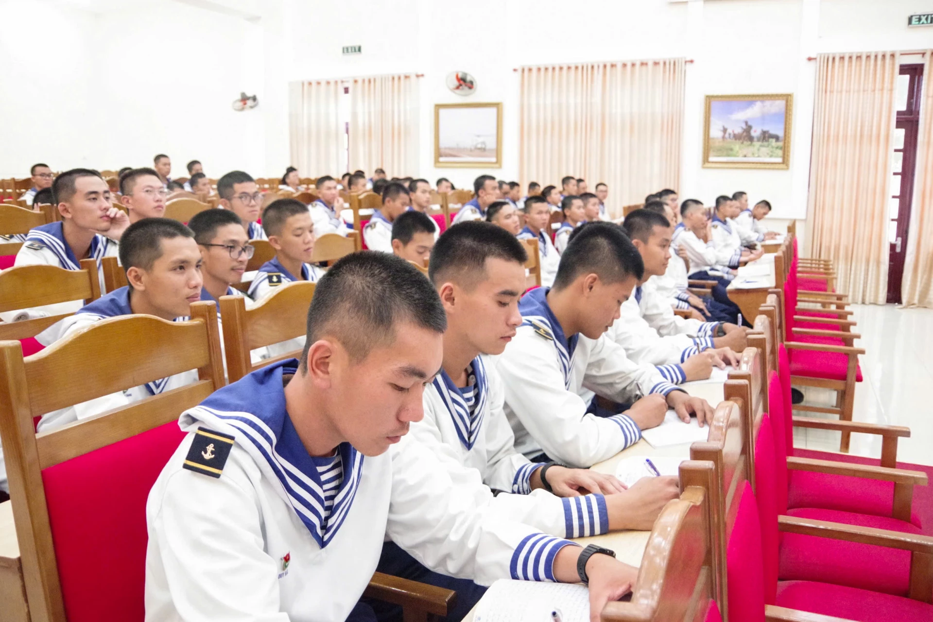 Các chiến sĩ tham gia học tập các nội dung tập huấn.