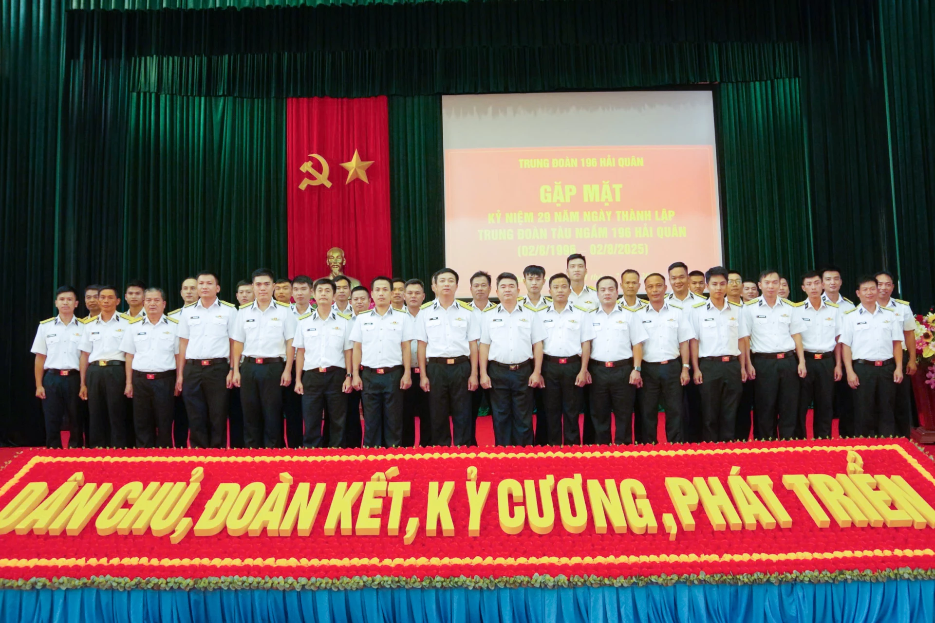 Chỉ huy trung đoàn chụp ảnh lưu niệm với cán bộ, chiến sĩ khối tàu.