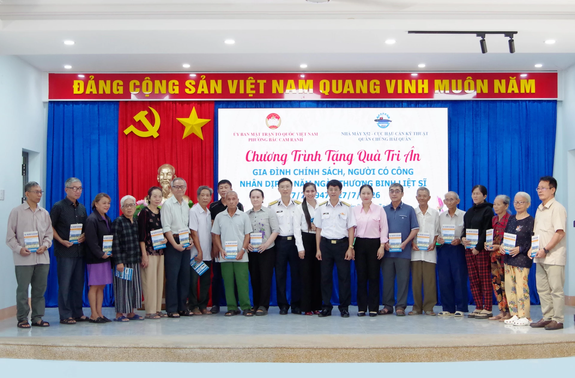 1. Đại diện lãnh đạo, chỉ huy Nhà máy X52 tặng quà các gia đình chính sách phường Bắc Cam Ranh.