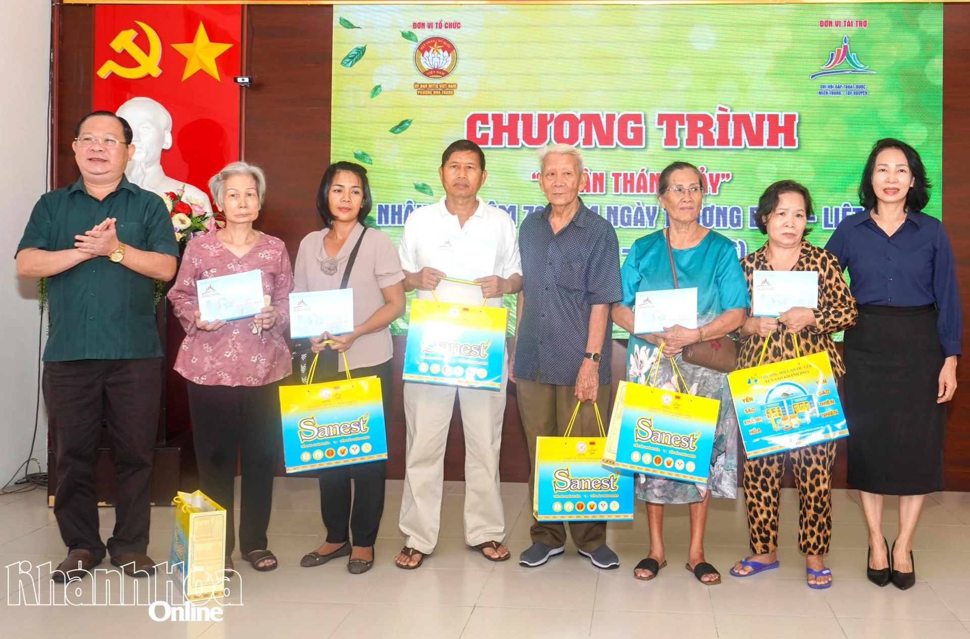 Ông Lưu Thành Nhân và đại diện Chi hội Cấp thoát nước miền Trung - Tây Nguyên trao quà cho các gia đình.