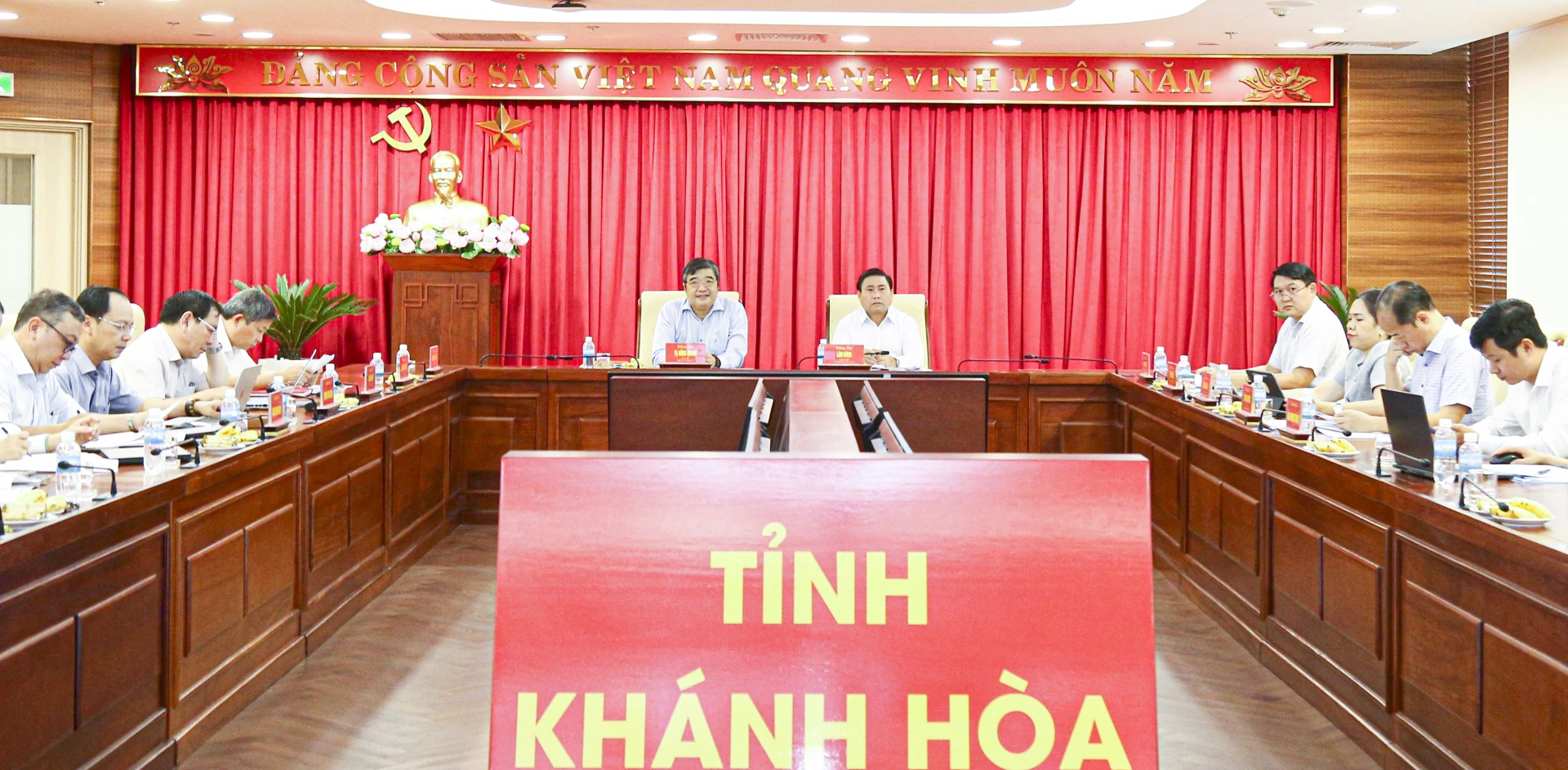 Các đồng chí lãnh đạo tỉnh và các đại biểu tham dự hội nghị tại điểm cầu tỉnh Khánh Hòa.