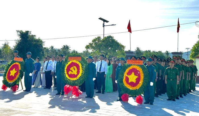 Xã Nam Cam Ranh dâng hương tri ân các anh hùng liệt sĩ 