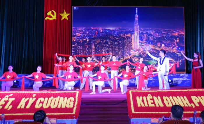 Biểu diễn nghệ thuật phục vụ cán bộ, chiến sĩ Lữ đoàn 954