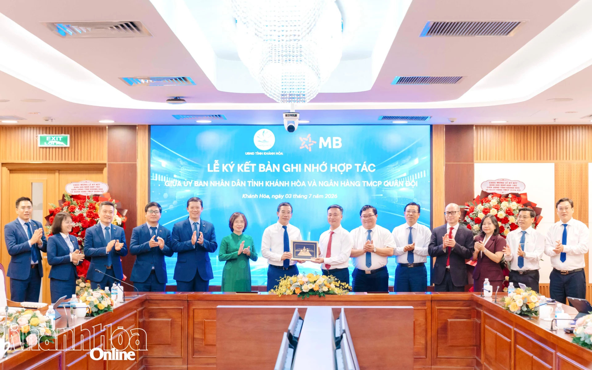 Lãnh đạo UBND tỉnh trao quà lưu niệm cho lãnh đạo Ngân hàng Thương mại cổ phần Quân đội.