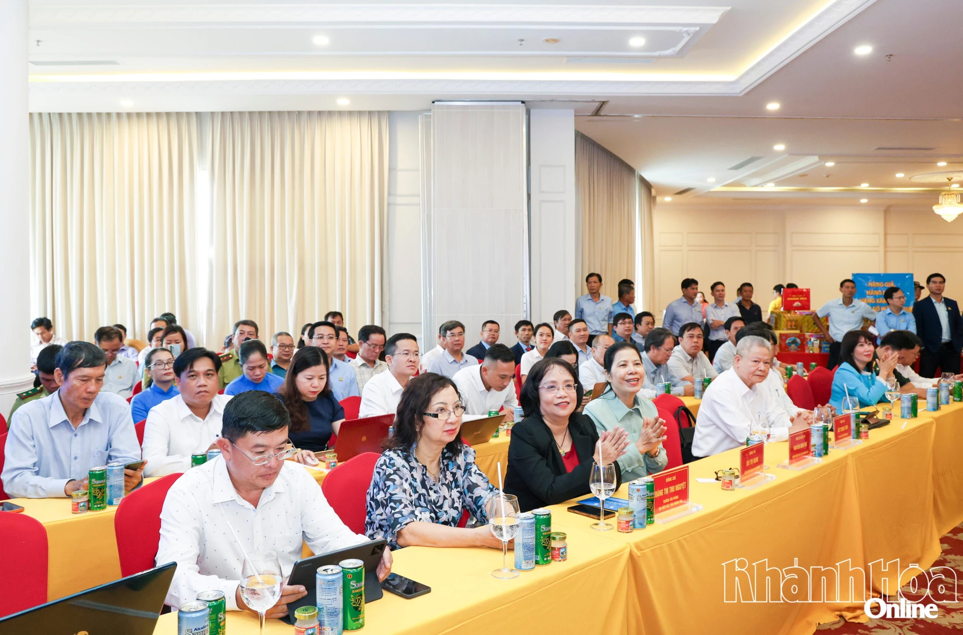 Khoảng 300 đại biểu tham dự hội nghị.