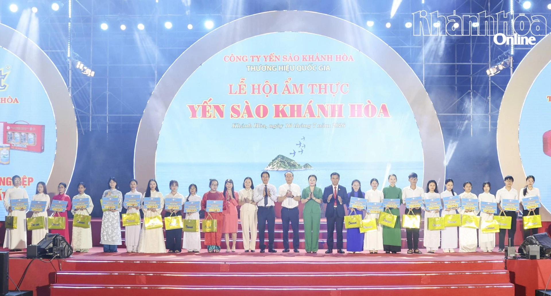Lãnh đạo tỉnh và Công ty TNHH Nhà nước Một thành viên Yến sào Khánh Hòa trao học bổng cho các sinh viên.
