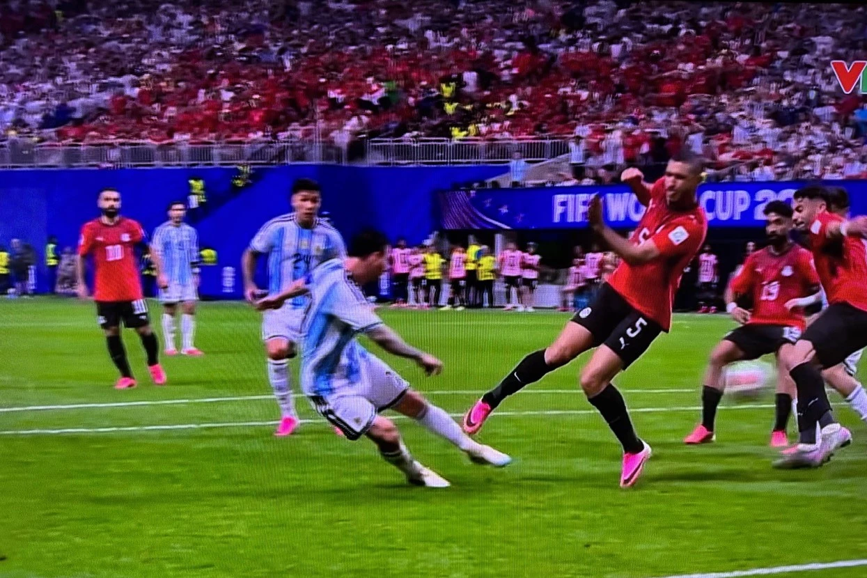 Lionel Messi ghi bàn gỡ hòa 2-2 cho Argentina