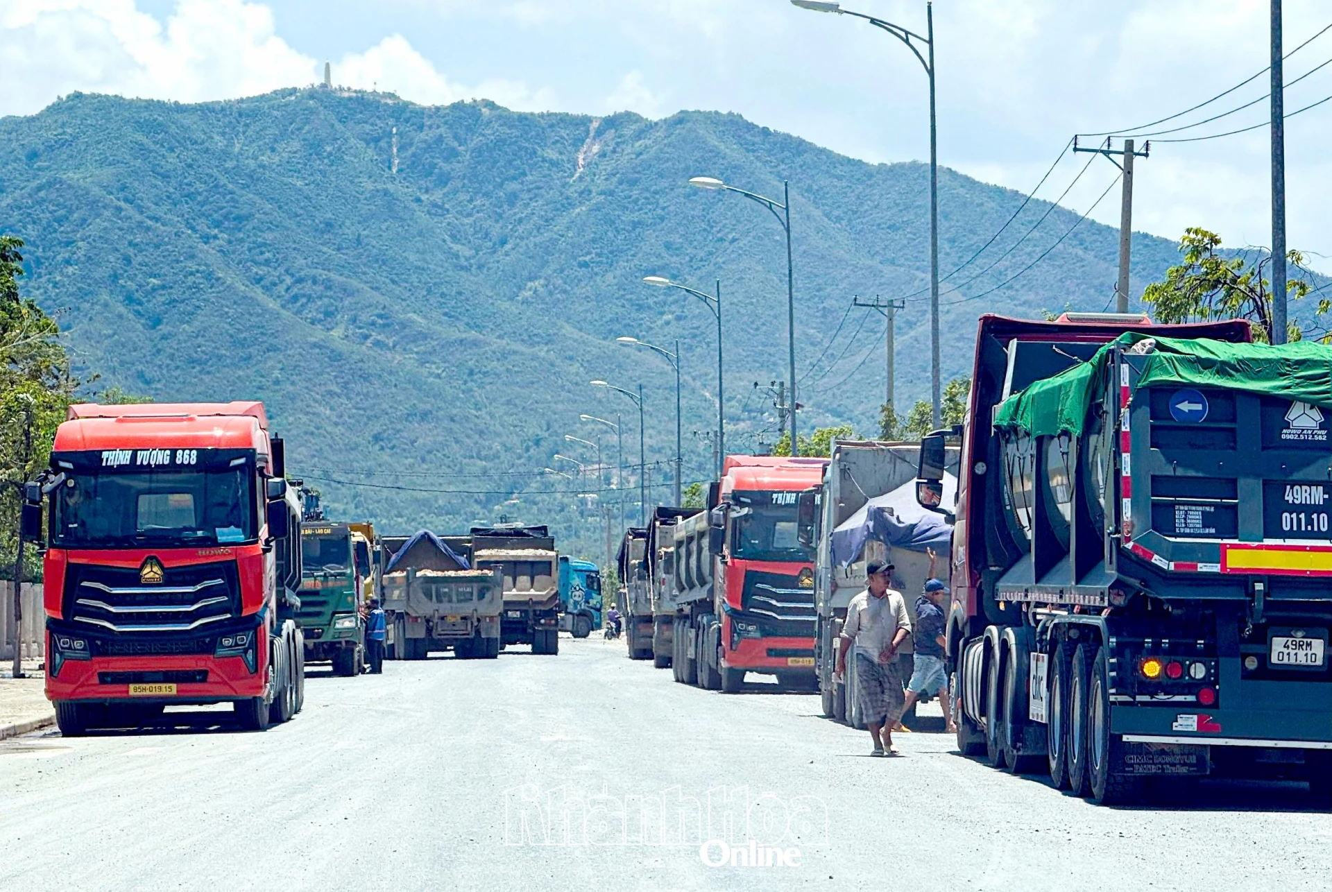 Xe tải ra vào công trường xây dựng một dự án trên địa bàn phường Nam Nha Trang.