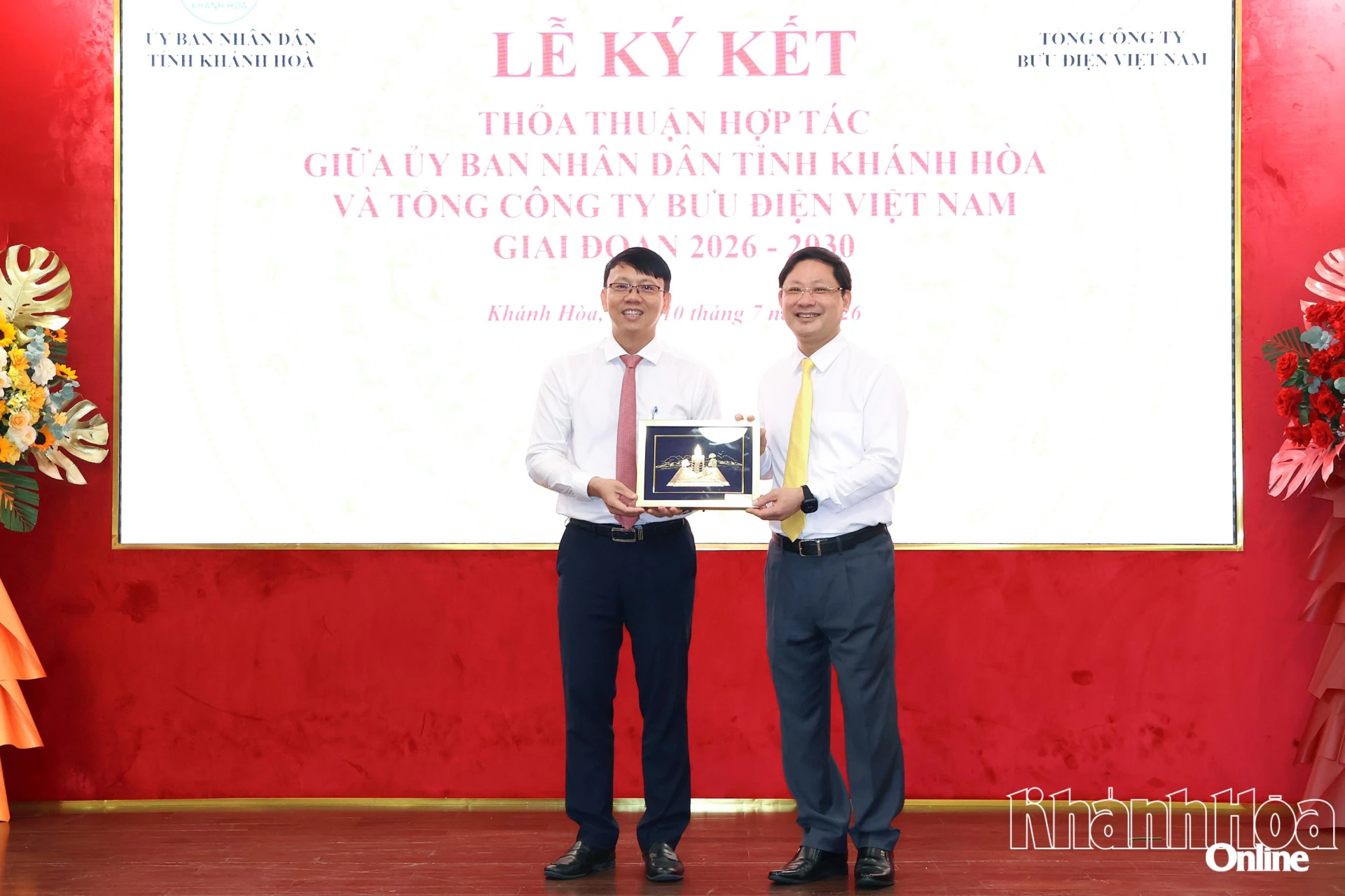 Đồng chí Nguyễn Thanh Hà tặng quà lưu niệm cho ông Chu Quang Hào.