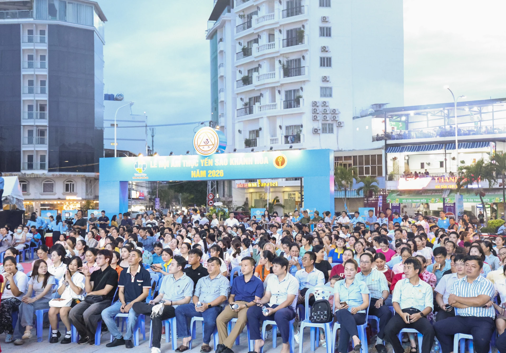 Đông đảo người dân, du khách tham dự.