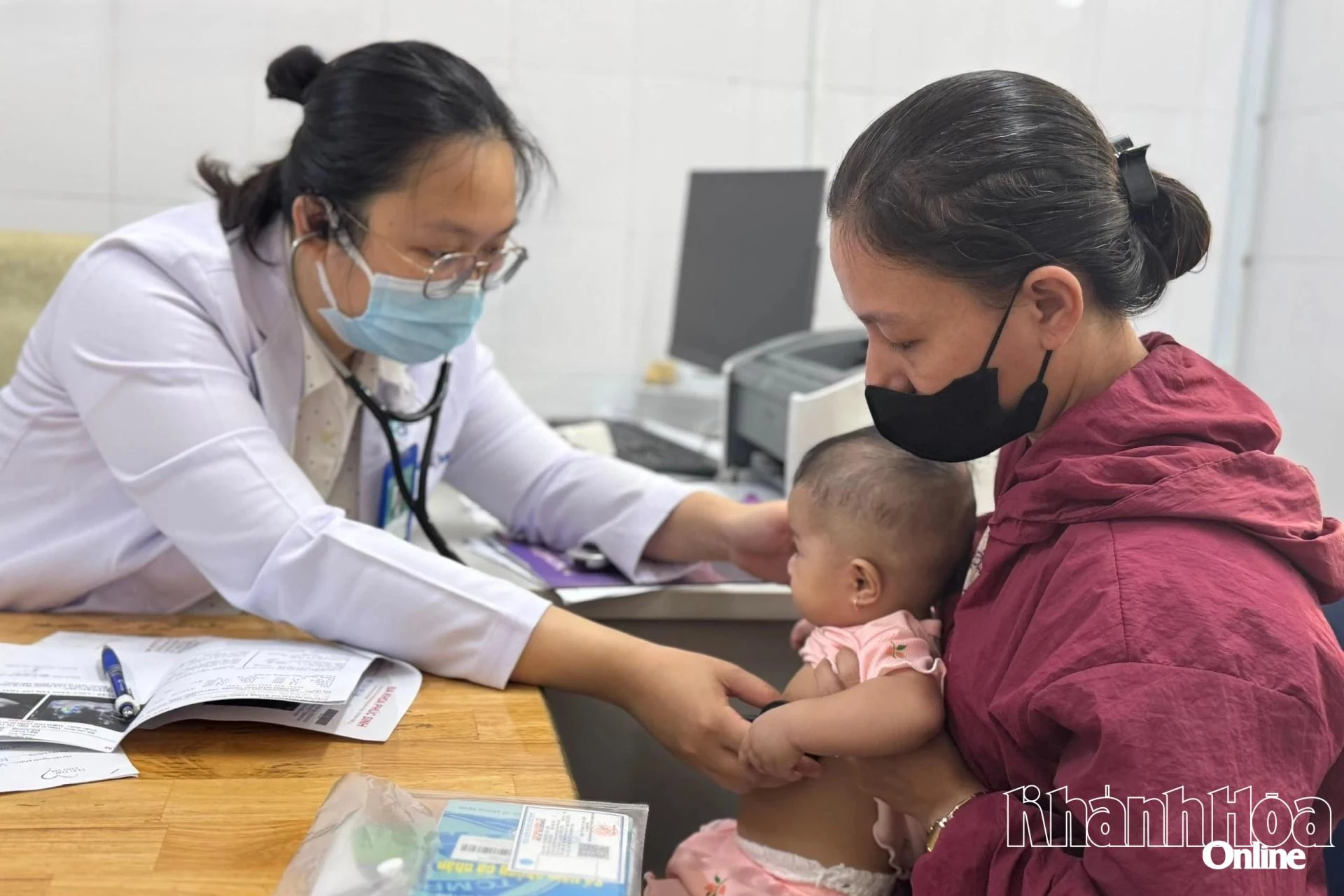 Trẻ được khám tầm soát bệnh tim bẩm sinh tại chương trình.