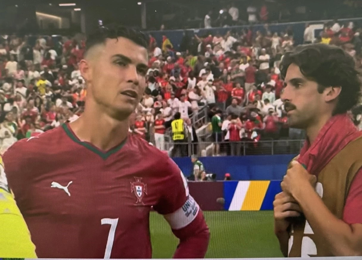 Nỗi buồn của Cristiano Ronaldo sau trận đấu với Tây Ban Nha.
