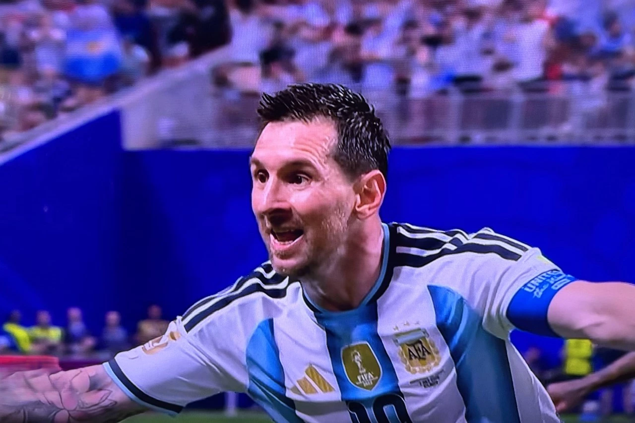 Lionel Messi ăn mừng bàn thắng
