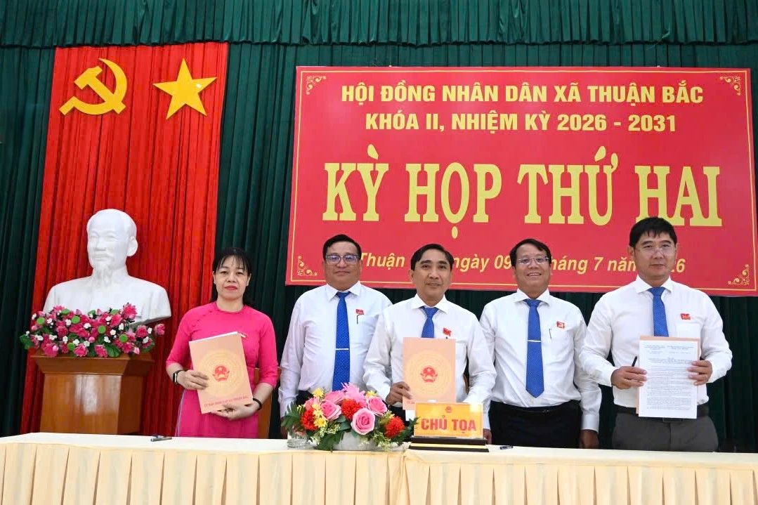 Các đồng chí lãnh đạo xã thực hiện Ký kết Quy chế phối hợp công tác, nhiệm kỳ 2026-2031.