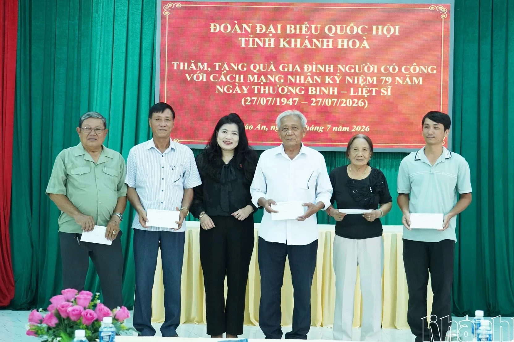 Bà Đàng Thị Mỹ Hương trao quà cho các thương binh, bệnh binh và gia đình liệt sĩ tại phường Bảo An.