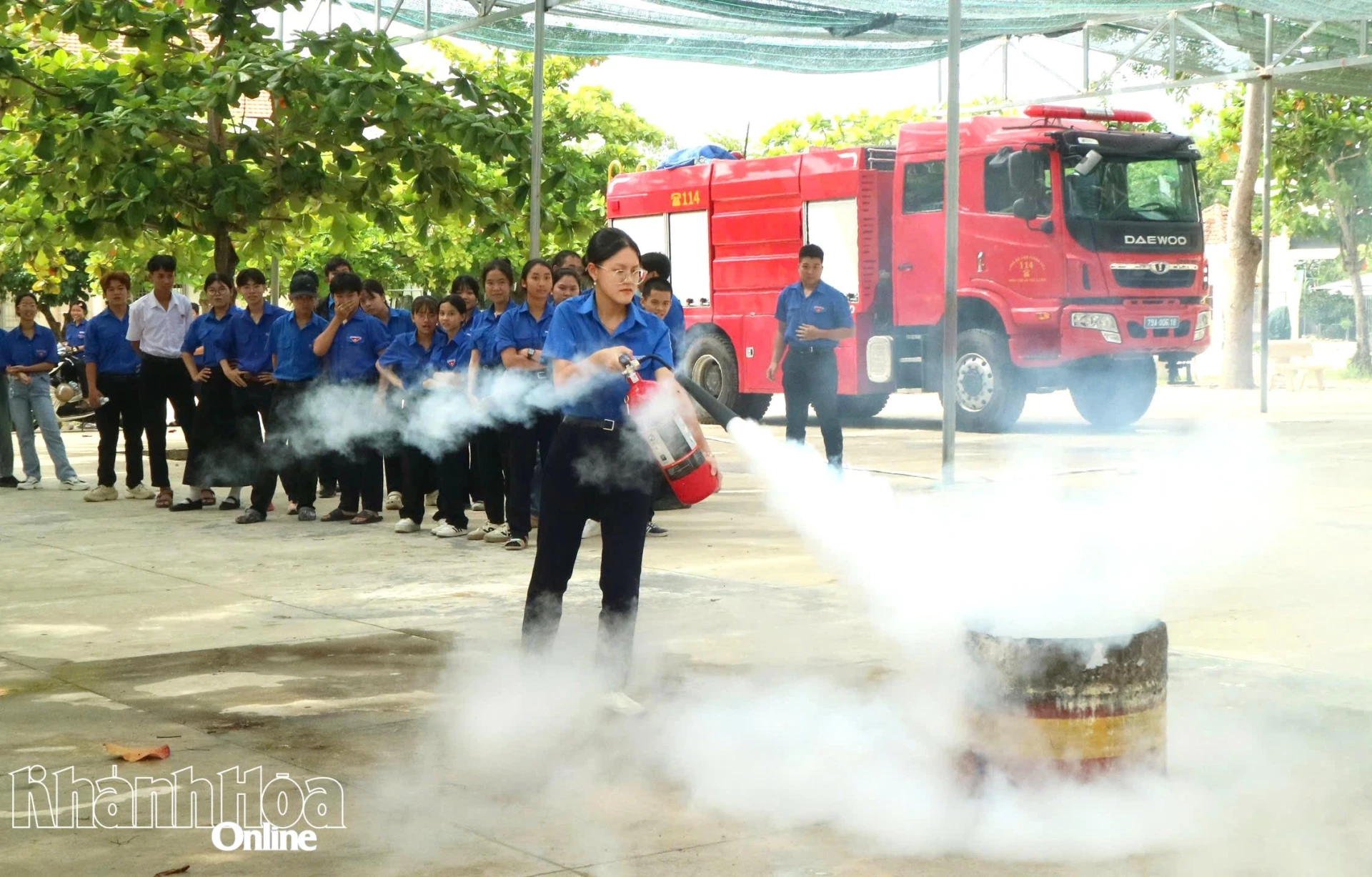 Học sinh thực hành kỹ năng dập lửa bằng bình chữa cháy xách tay.