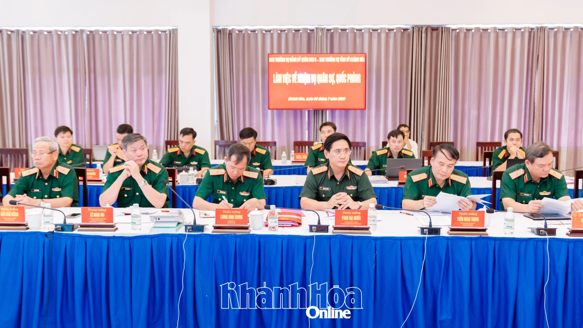 Các đồng chí trong Thường trực Đảng ủy, ủy viên Ban Thường vụ Đảng ủy Quân khu 5 dự buổi làm việc.