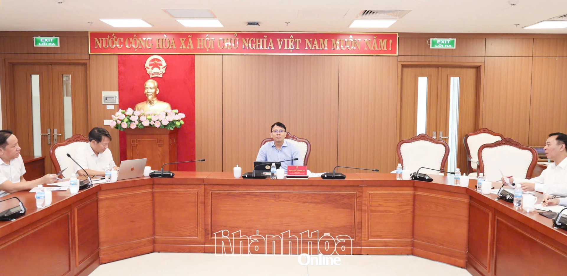 Quang cảnh cuộc họp.